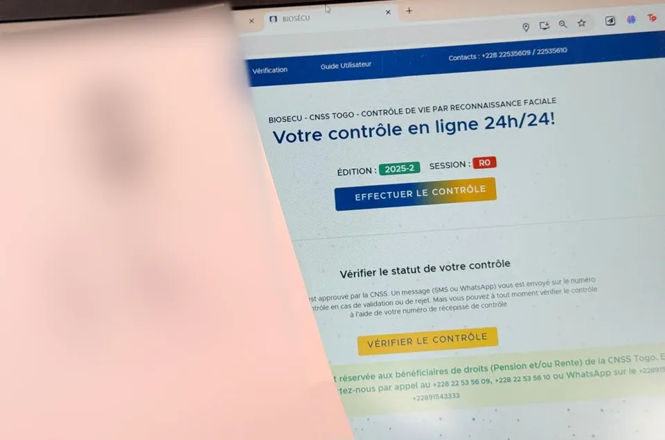 Écran d'ordinateur affichant la plateforme en ligne de contrôle de vie de la CNSS, avec un reçu flouté au premier plan